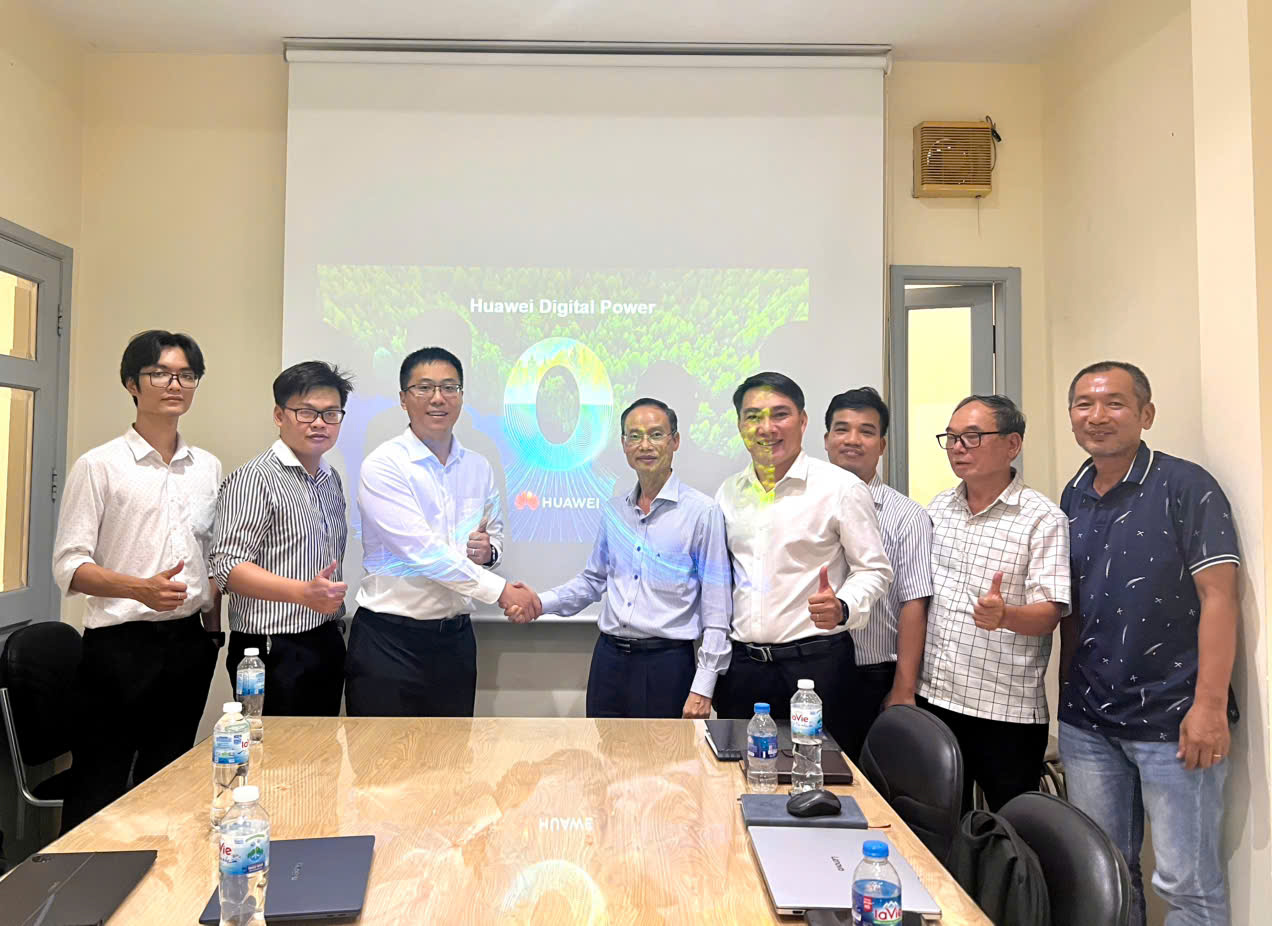 Đại diện Huawei đến thăm và làm việc tại Hoàng Nguyên Solar