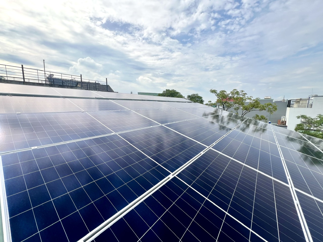 Điện Mặt Trời 2025–2030: Cơ Hội Vàng Tiết Kiệm Chi Phí & Tối Ưu Năng Lượng Cho Gia Đình Việt