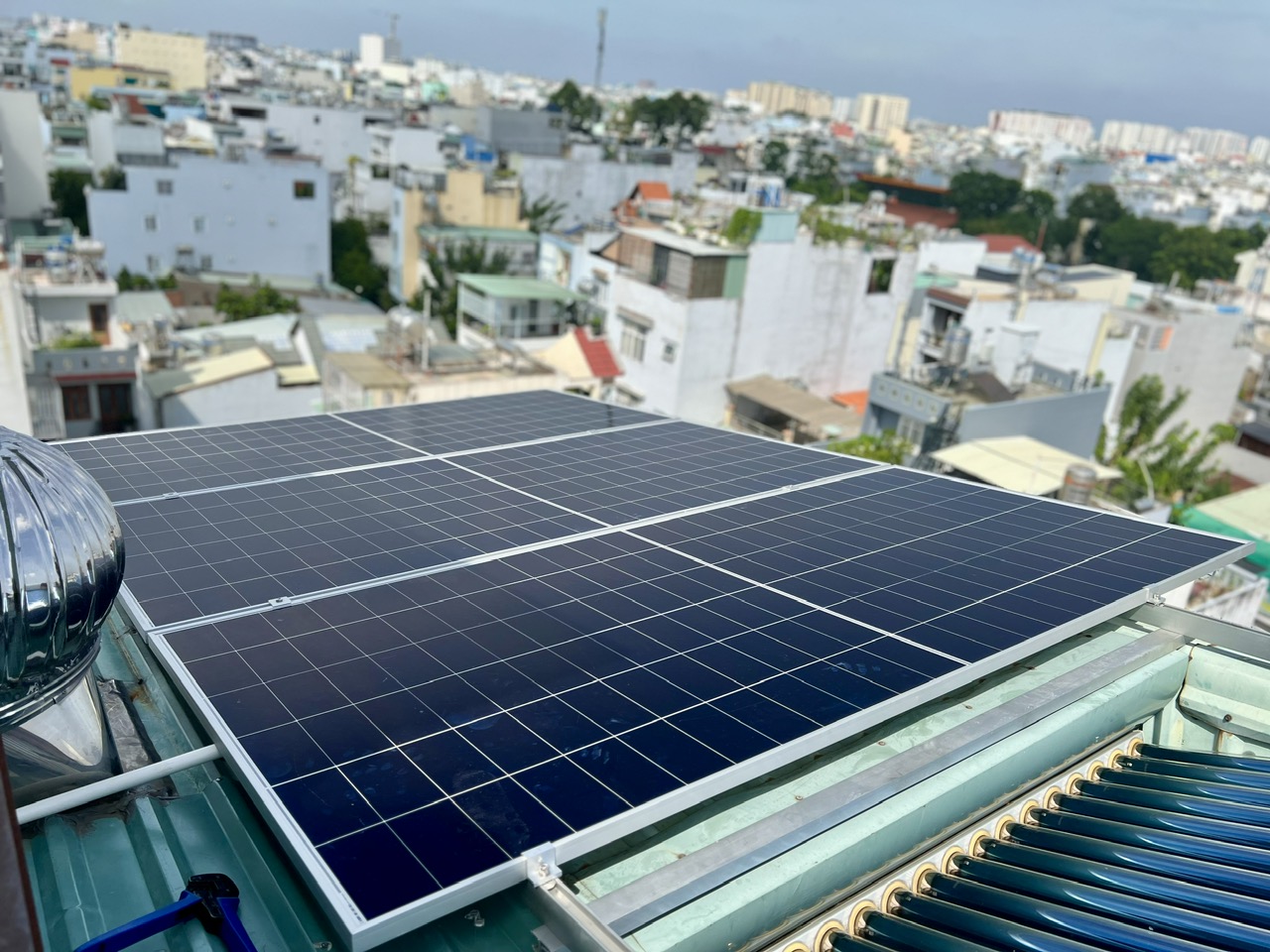 Điện Mặt Trời Hybrid – Xu Hướng Tất Yếu Cho Gia Đình Việt Từ 2025 Đến 2030